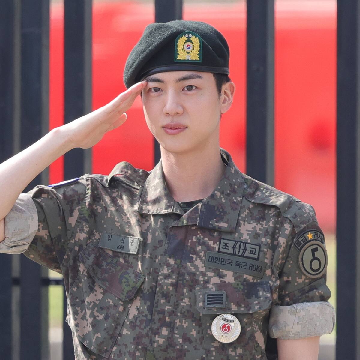 Jin, cantante de la banda BTS, celebra el fin de su servicio militar