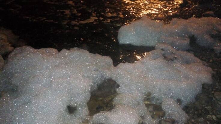 Otra vez apareció extraña espuma en el río Quindío