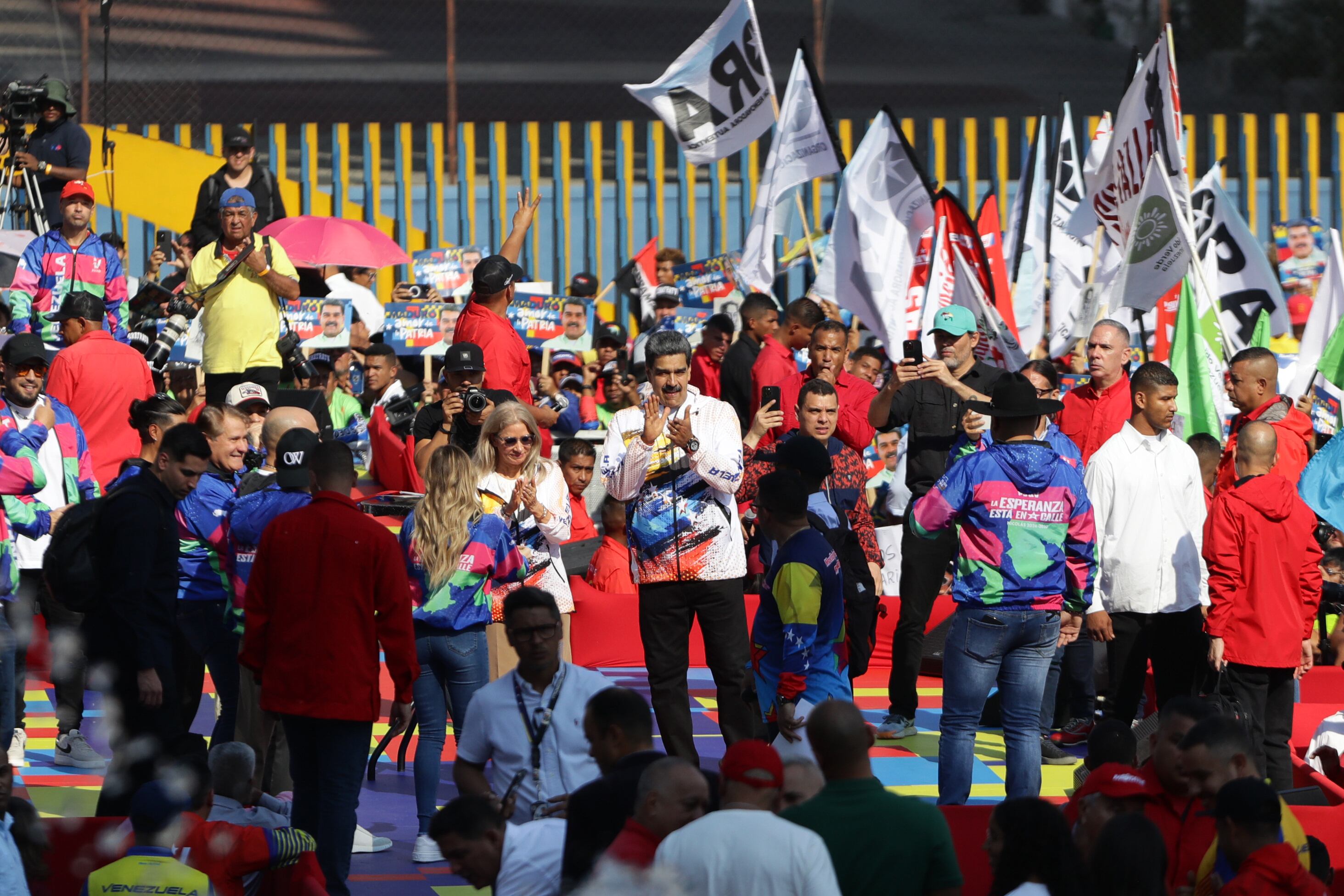 AME2344. CARACAS (VENEZUELA), 25/03/2024.- El presidente de Venezuela, Nicolás Maduro, saluda simpatizantes luego de hacer oficial su candidatura a las presidenciales del próximo 28 de julio, en las que competirá por un tercer período en el poder, en la sede del Consejo Nacional Electoral (CNE) en Caracas (Venezuela). El líder chavista acudió a la sede del ente electoral tras participar en una marcha convocada por el gobernante Partido Socialista Unido de Venezuela (PSUV) en respaldo a su inscripción, con la que se convierte en el décimo político en oficializar su aspiración, a pocas horas de que concluya el plazo establecido en el cronograma para la presentación de candidaturas. EFE/ Rayner Peña R.