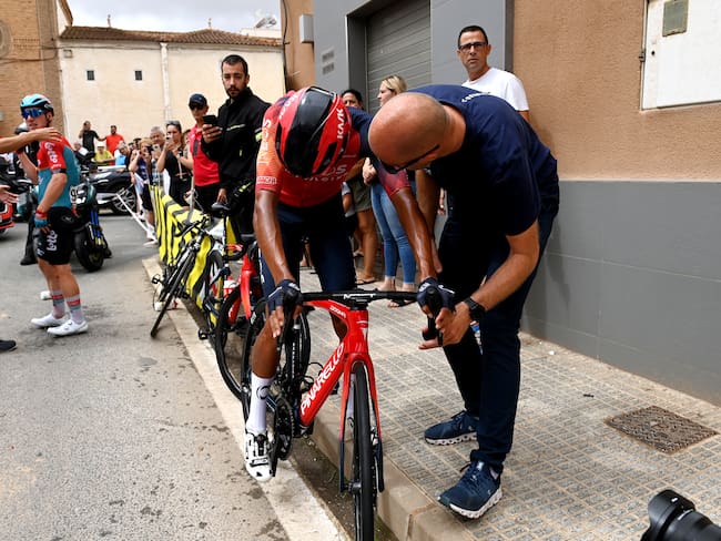 Egan Bernal es atendido tras la fuerte caída que sufrió en la novena etapa de la Vuelta. (Photo by Tim de Waele/Getty Images)