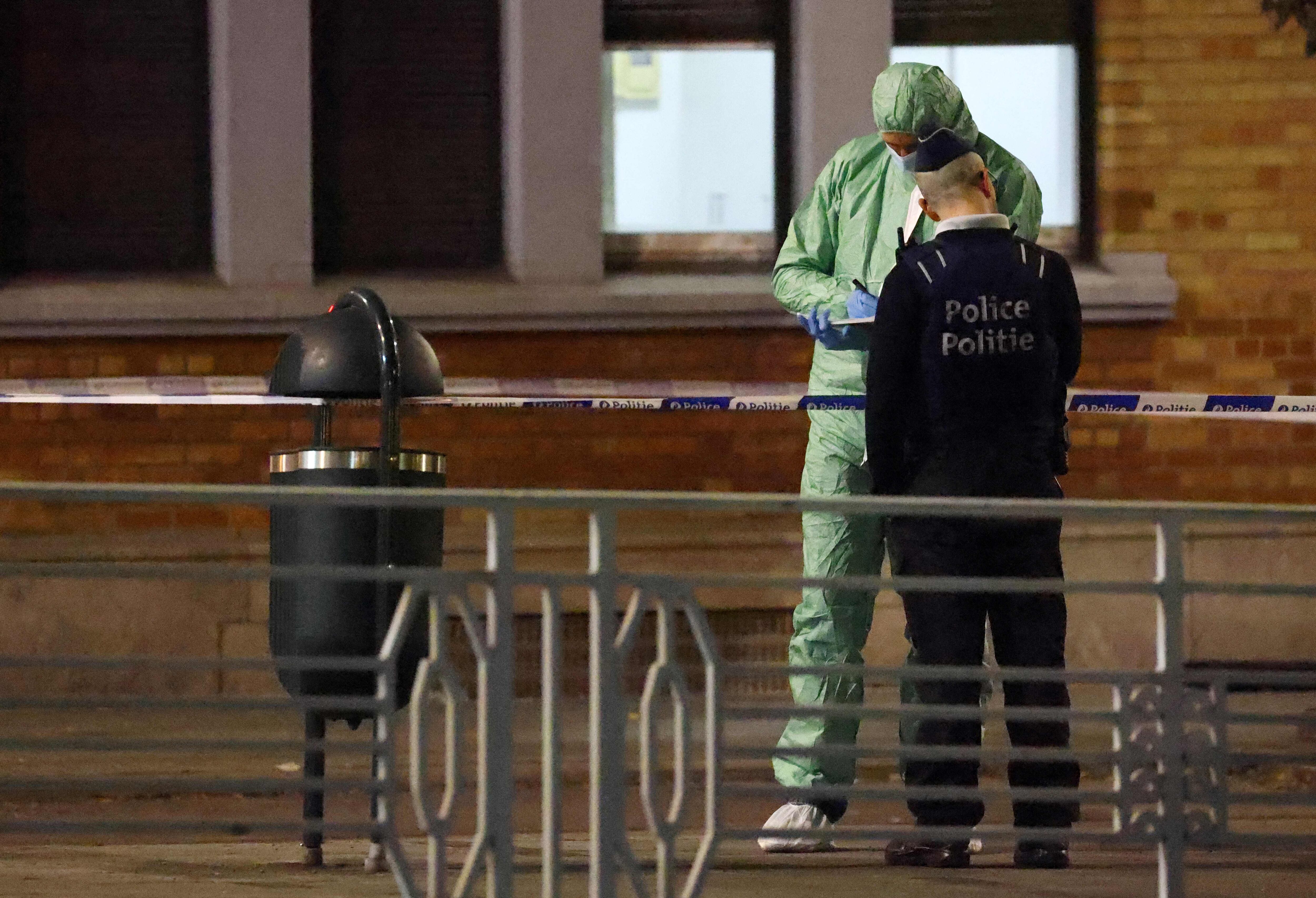 Autoridades en Bélgica recolectan pruebas tras el tiroteo en Bruselas.
(Foto:    KENZO TRIBOUILLARD/AFP via Getty Images)