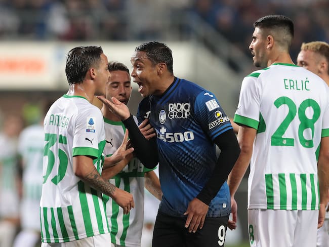 BERGAMO, ITALY - OCTOBER 15: Luis Muriel of Atalanta BC clashes with Luca D&#039;Andrea of US Sassuolo during the Serie A match between Atalanta BC and US Sassuolo at Gewiss Stadium on October 15, 2022 in Bergamo, Italy. (Photo by Emilio Andreoli/Getty Images)