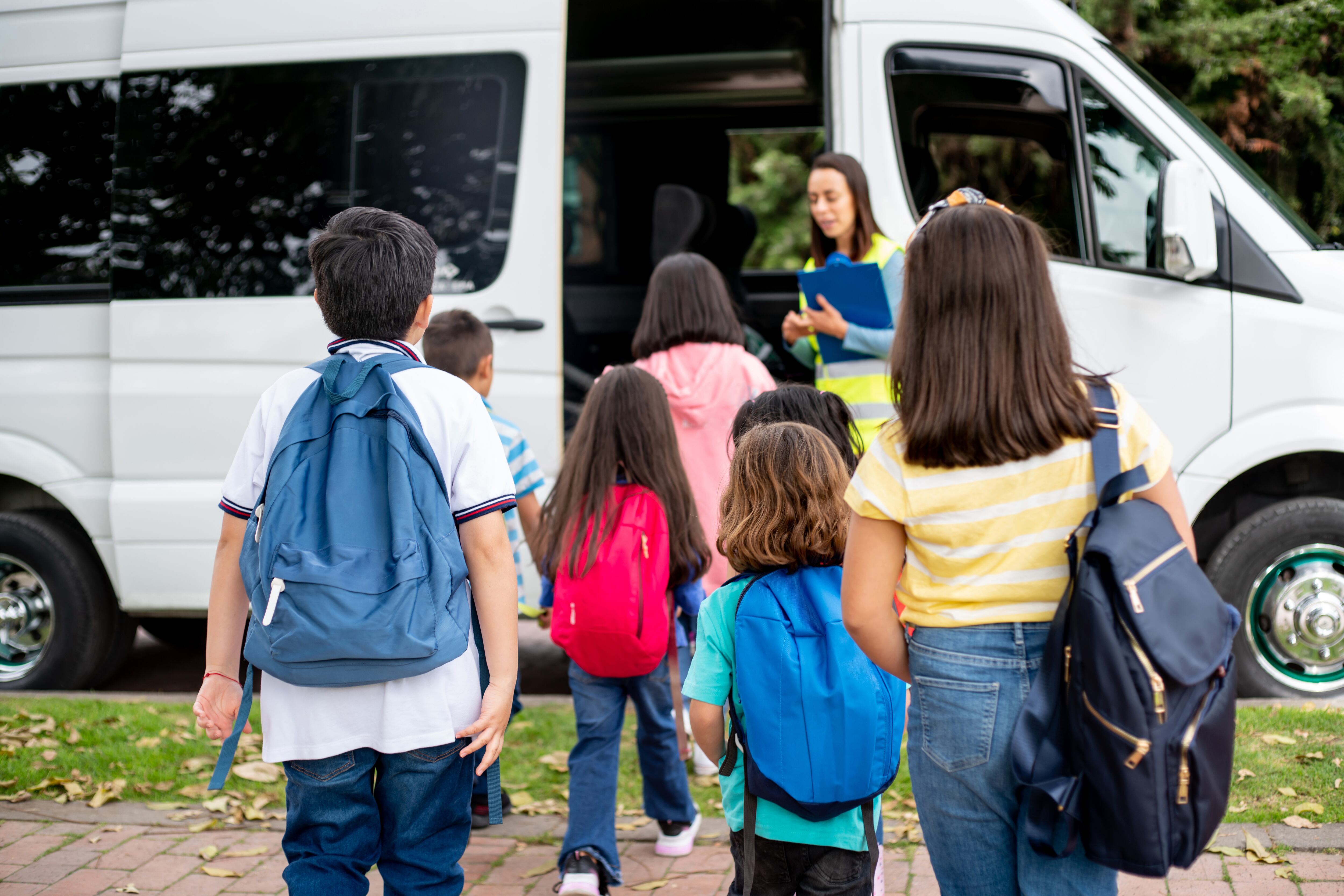 Niños abordando el bus escolar (Getty Images)