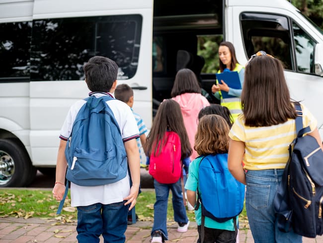 Niños abordando el bus escolar (Getty Images)