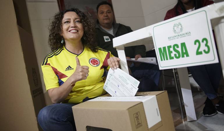 Angélica Lozano participando en la consulta anticorrupción.