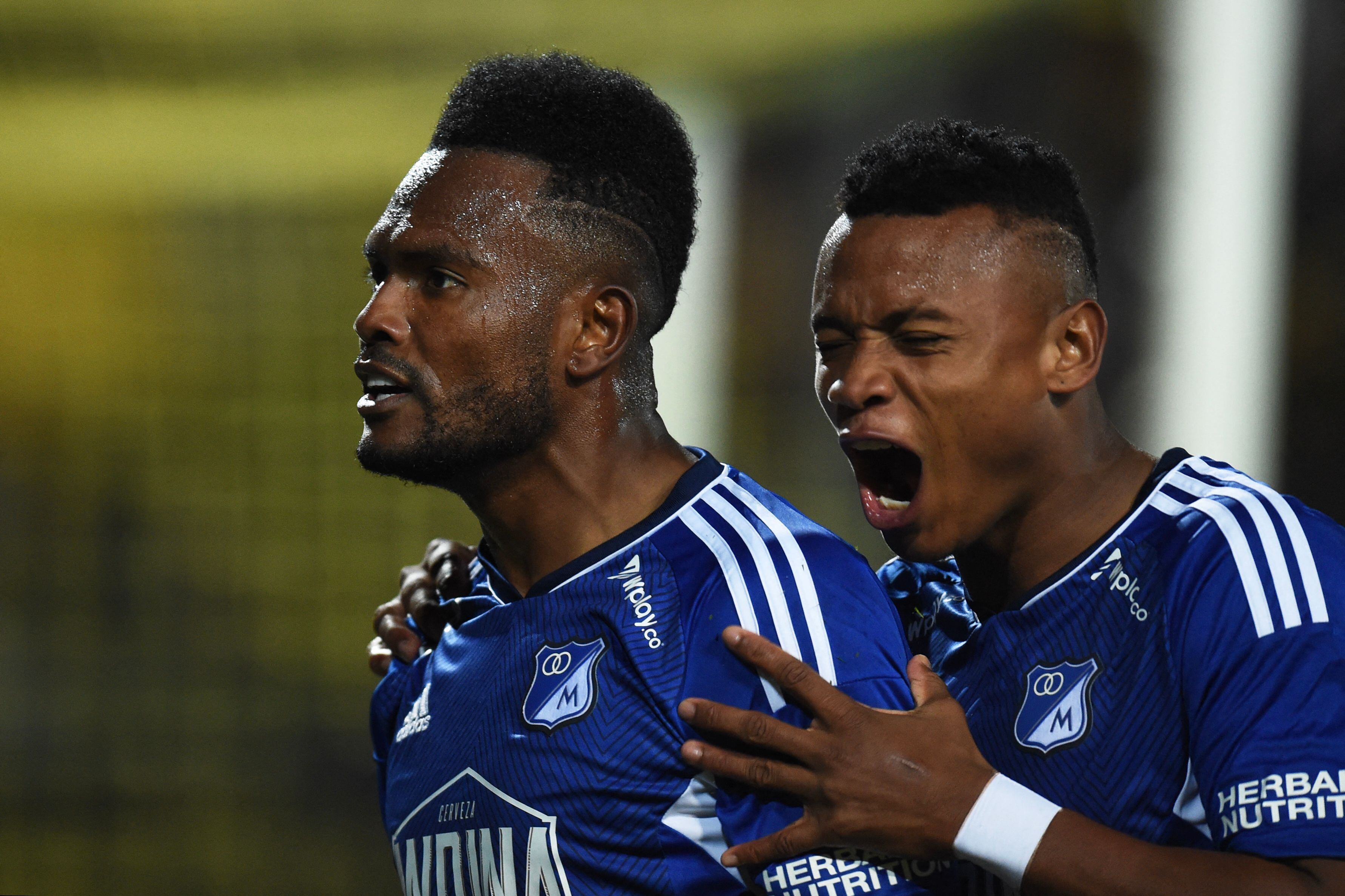 Elvis Perlaza y Óscar Cortés en Millonarios. (Photo by DANTE FERNANDEZ / AFP) (Photo by DANTE FERNANDEZ/AFP via Getty Images)