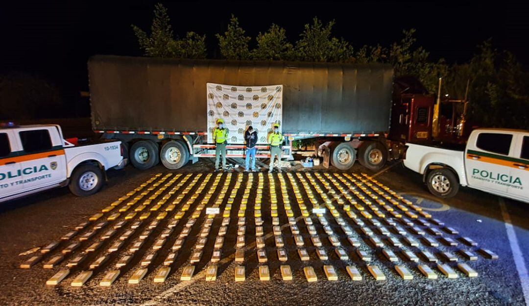 Incautan más de 800 kilos de cocaína