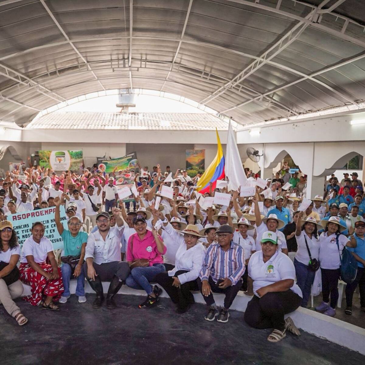 Gobierno Petro formaliza 112.000 hectáreas a favor de mujeres rurales en Colombia