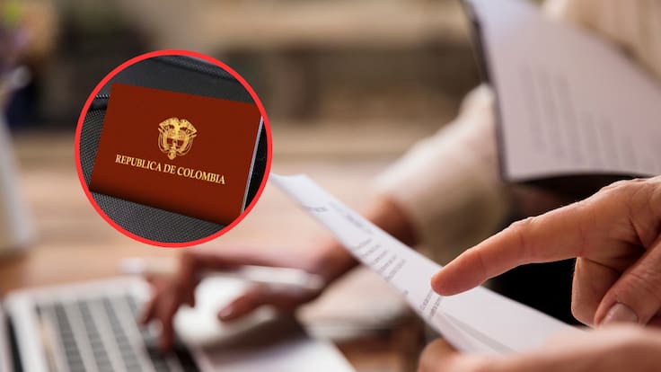 Persona haciendo un reclamo por un documento y de fondo un pasaporte colombiano (Fotos vía Getty Images)