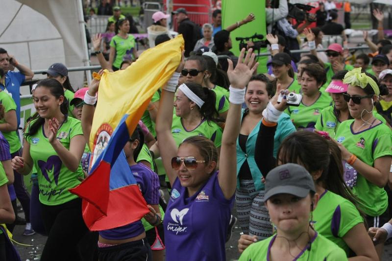 En la carrera de la mujer, que se llevó a cabo en un circuito alrededor del Parque Simón Bolívar, la keniata Sylvia Kibet se impuso, en la categoría élite, de la prueba que promueve la lucha contra el cáncer de seno. La mejor colombiana fue Carolina Tabares.