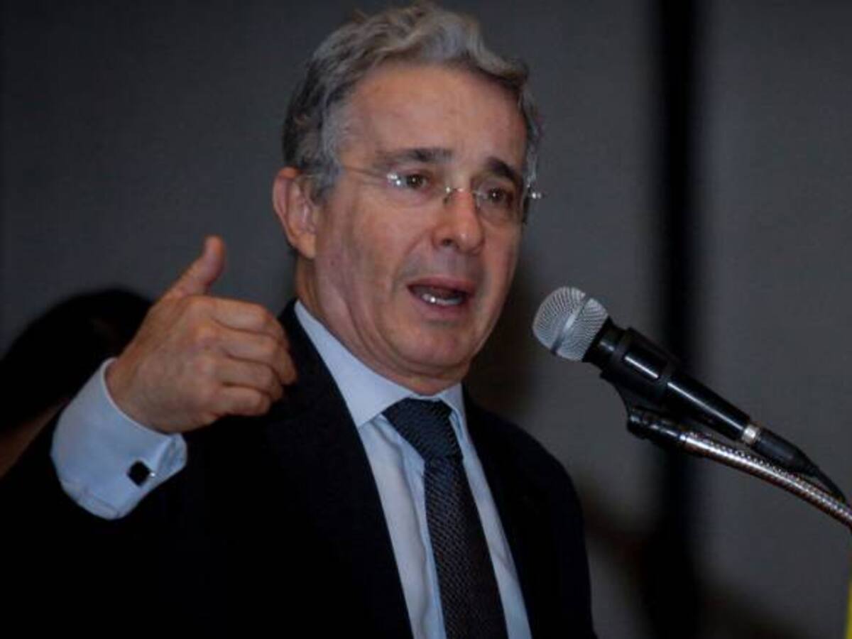 Continuar con subasta de Isagén con un oferente es ‘ofensivo con Colombia’: Uribe