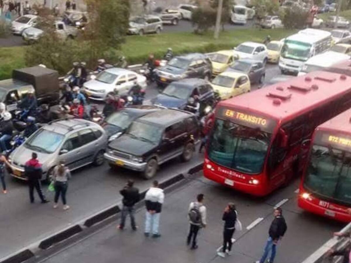 Usuarios bloquean servicio de Transmilenio en la Autopista Norte