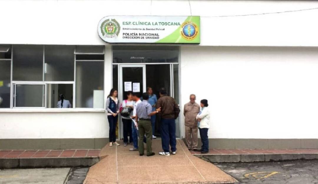 Plantón a las afueras de la Clínica La Toscana. Crédito: Caracol Radio.