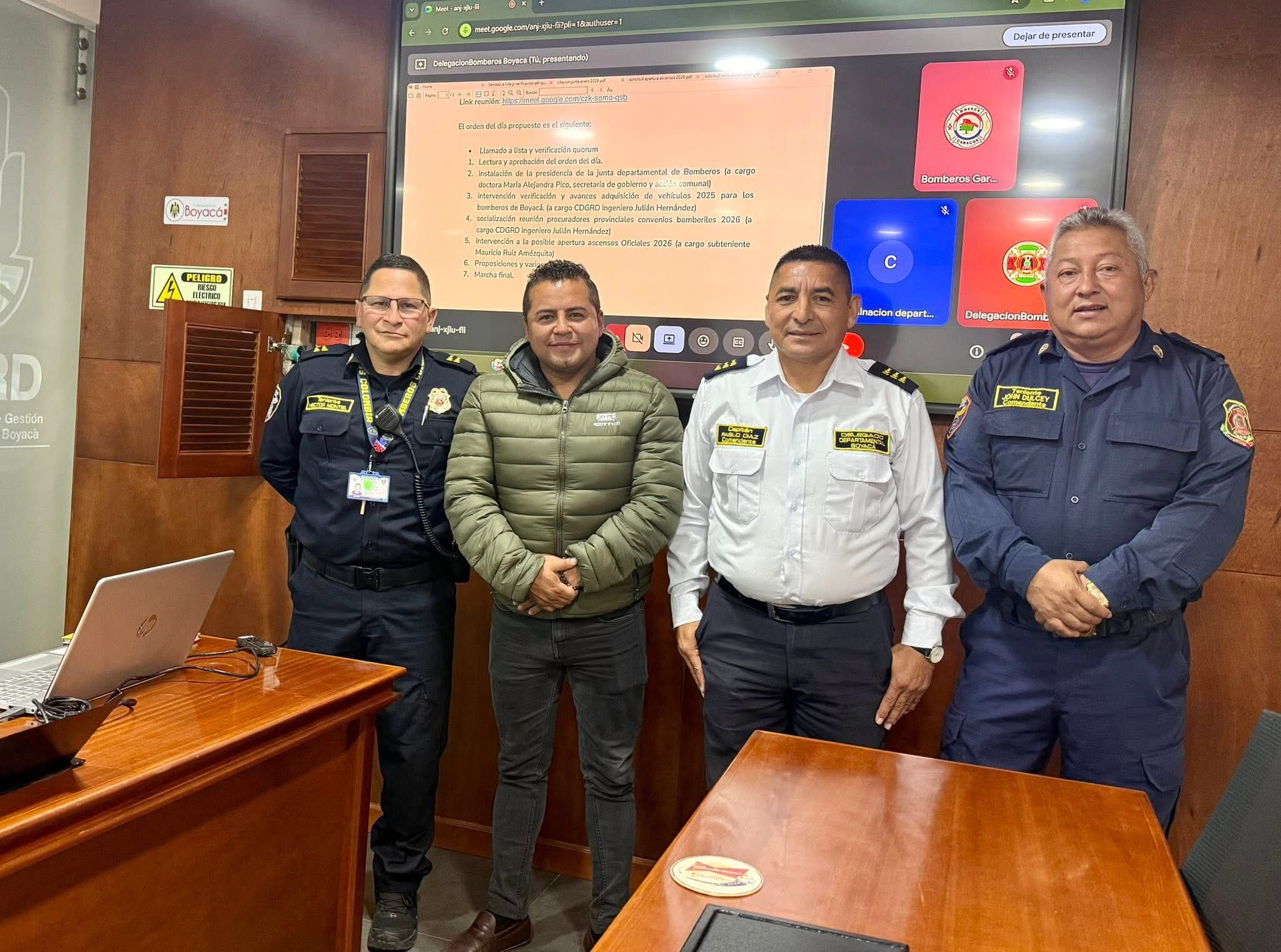 Autoridades insisten en que ningún municipio debe permanecer sin estos contratos y anuncian avances en procesos de ascenso dentro de los cuerpos de bomberos.