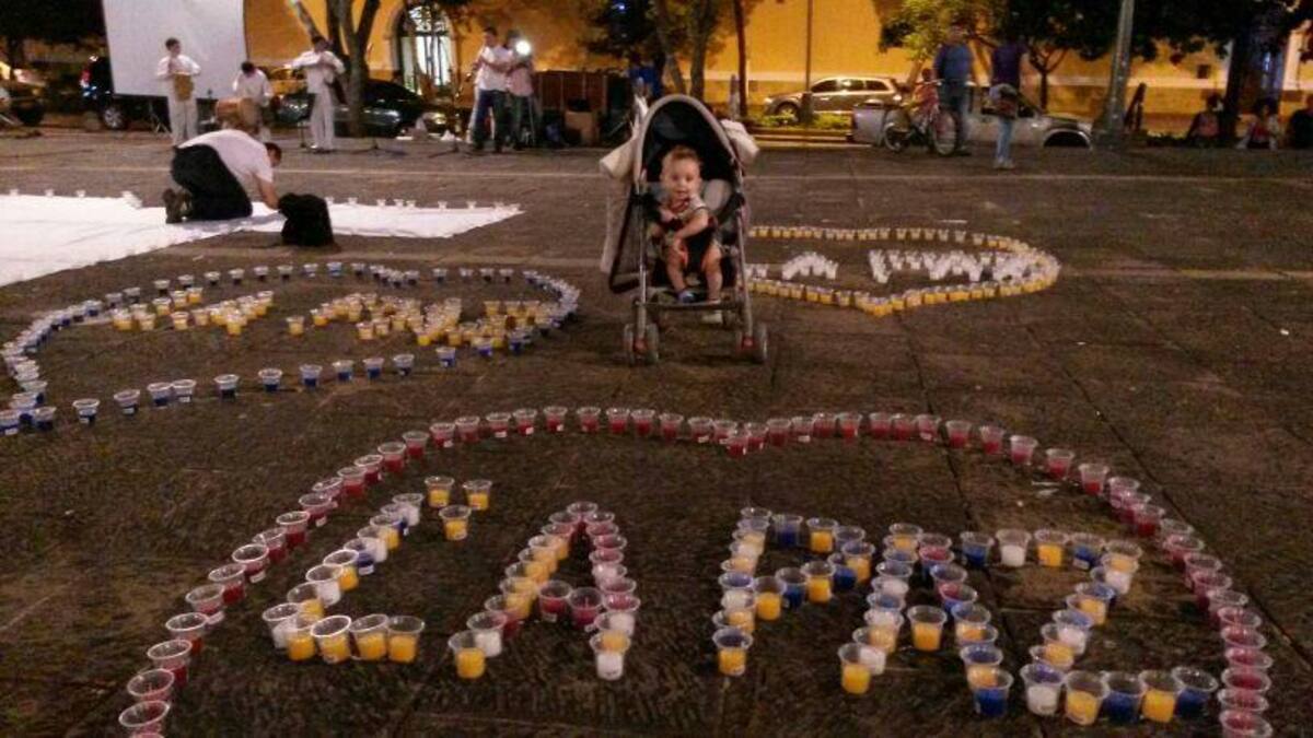 Miles de ciudadanos acudieron a la cita convocada por el movimiento denominado "ola de la paz".