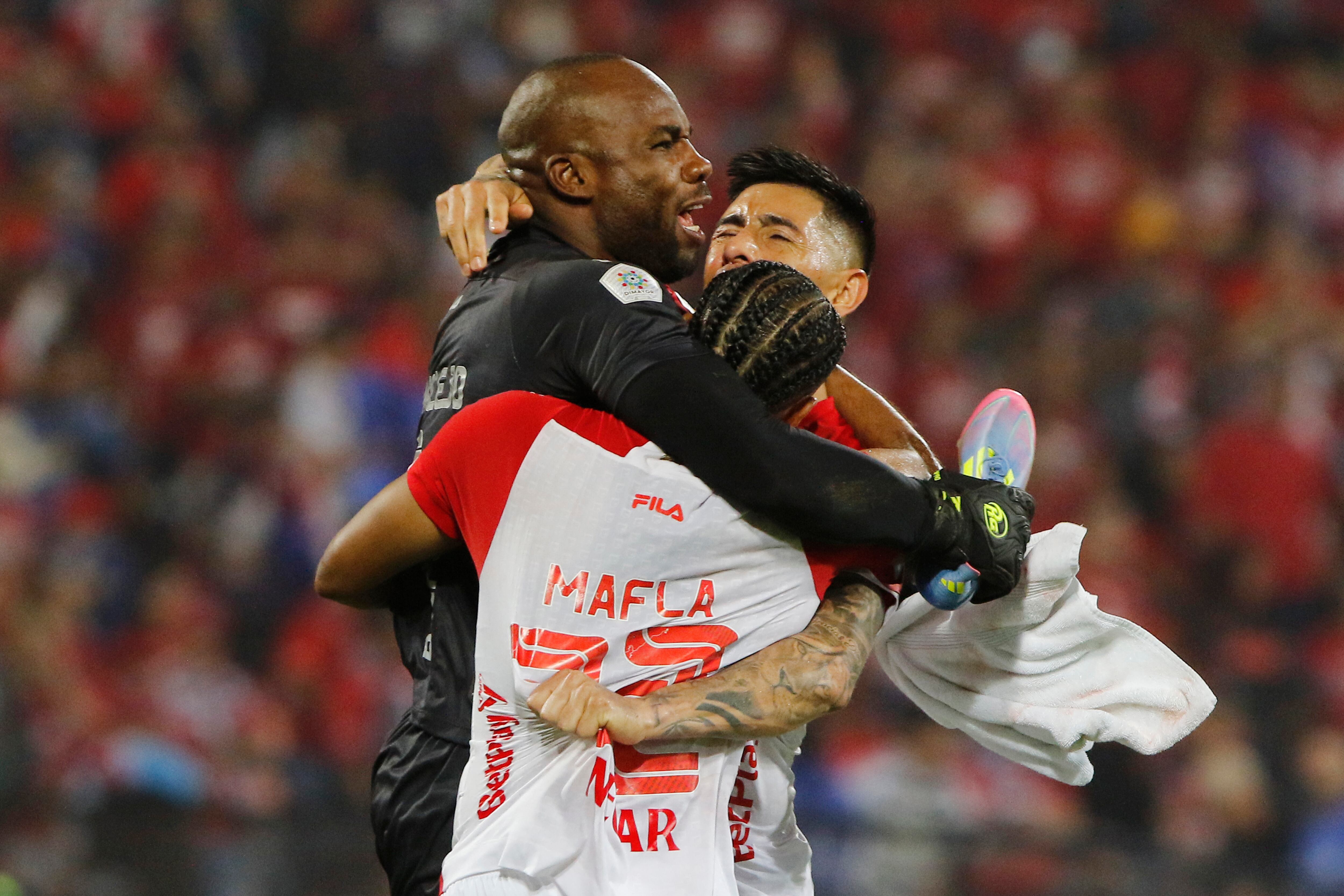 AME9778. MEDELLÍN (COLOMBIA), 29/06/2025.- Jugadores de Santa Fe celebran tras ganar el título de la Liga Colombiana este domingo, en el partido de vuelta de la final del la liga colombiana entre Deportivo Independiente Medellín e Independiente Santa Fe en el estadio Atanasio Girardot en Medellín (Colombia). EFE/ STR