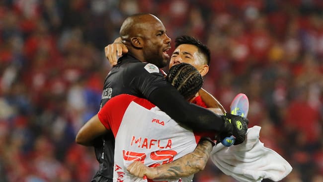 AME9778. MEDELLÍN (COLOMBIA), 29/06/2025.- Jugadores de Santa Fe celebran tras ganar el título de la Liga Colombiana este domingo, en el partido de vuelta de la final del la liga colombiana entre Deportivo Independiente Medellín e Independiente Santa Fe en el estadio Atanasio Girardot en Medellín (Colombia). EFE/ STR