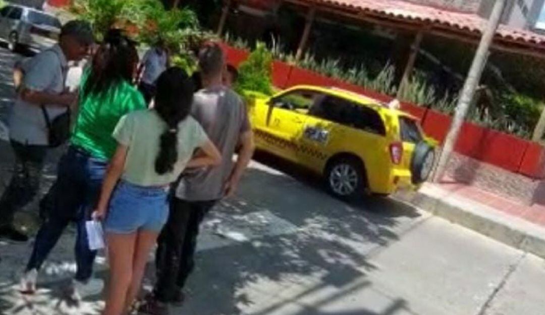 Persona con planilla organizando transporte de votantes