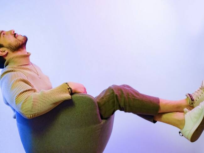 César Ávila debuta con un disco cargado de glamour y romanticismo