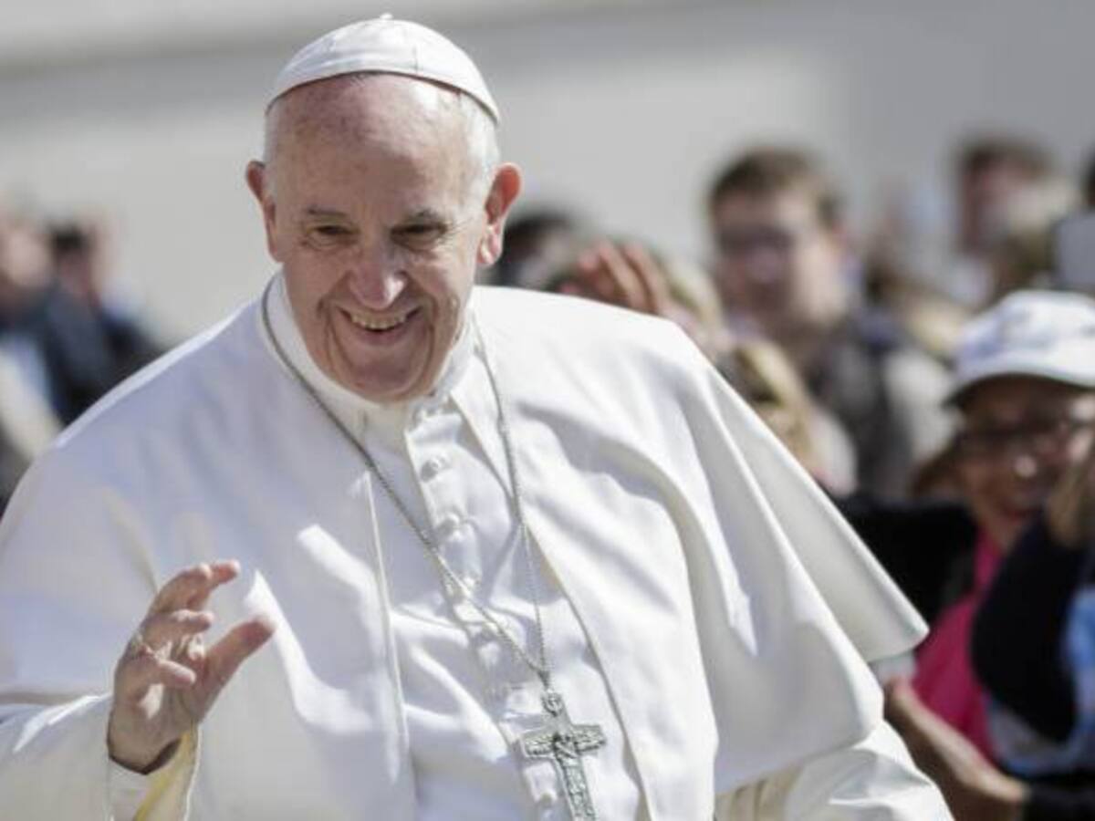 Papa Francisco pide a los curas que sean "cercanos y callejeros"