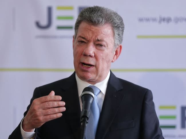 "Hay que facilitar que paramilitares comparezcan ante la JEP": Santos