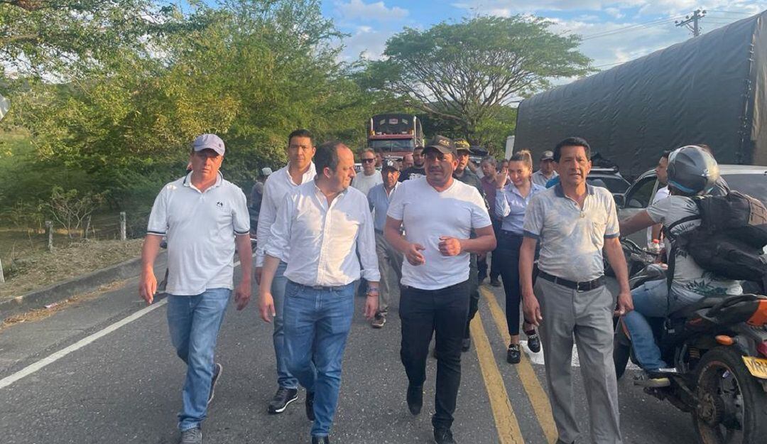 Llegó al sitio una delegación del Gobierno Nacional, encabezada por el viceministro de Transporte, Eduardo Enríquez Caicedo, quien a través del diálogo logró un acuerdo con los manifestantes.