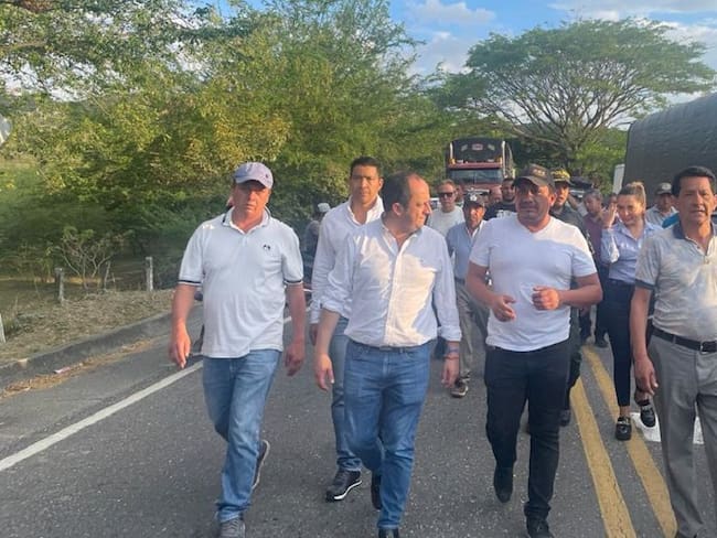 Llegó al sitio una delegación del Gobierno Nacional, encabezada por el viceministro de Transporte, Eduardo Enríquez Caicedo, quien a través del diálogo logró un acuerdo con los manifestantes.