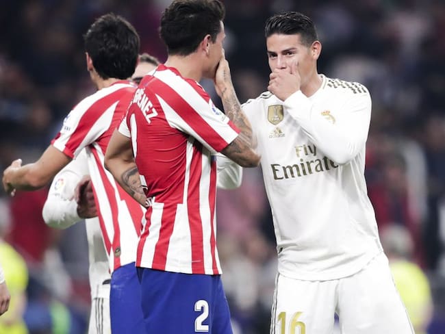 Giménez y James Rodríguez en un Atlético de Madrid vs Real Madrid