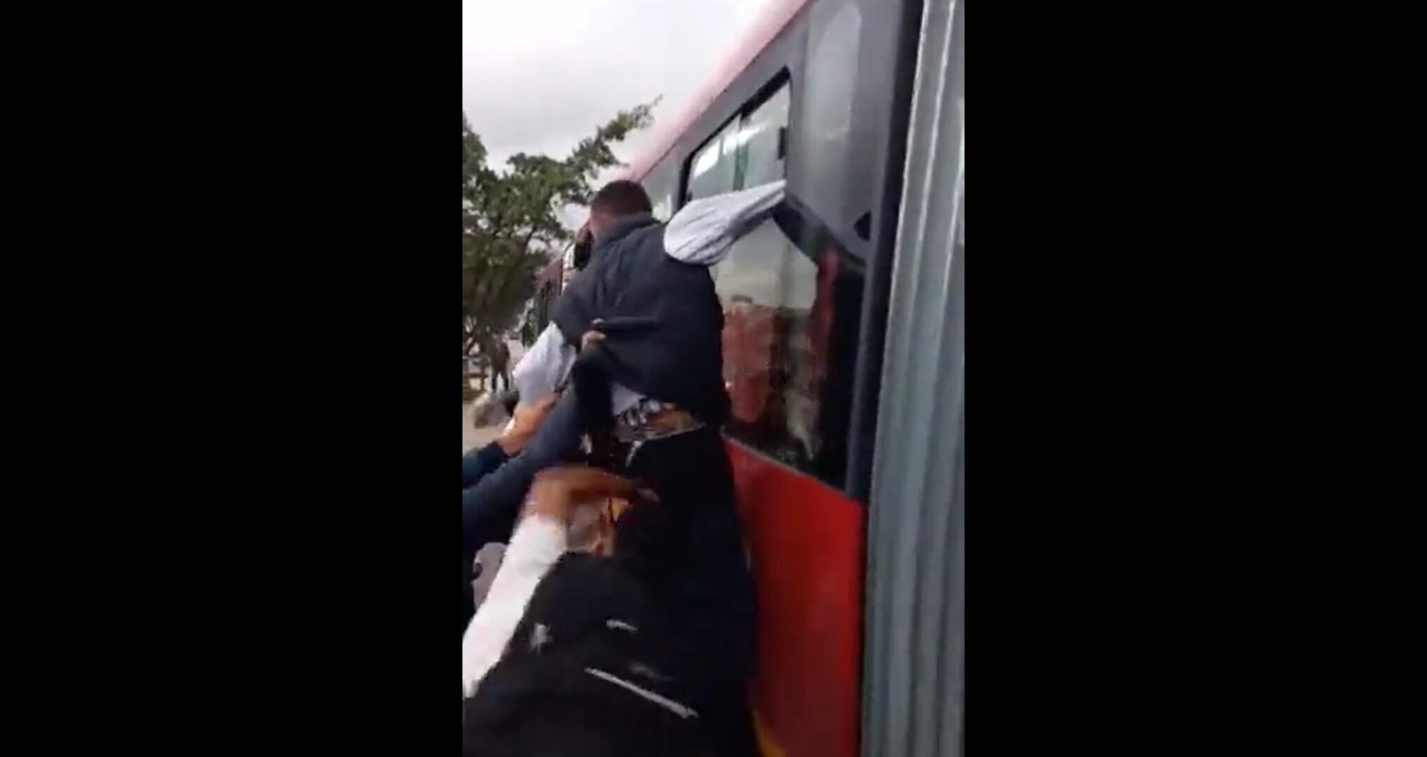 Un supuesto ladrón fue agredido por un grupo de ciudadanos que lo detuvo en Transmilenio
