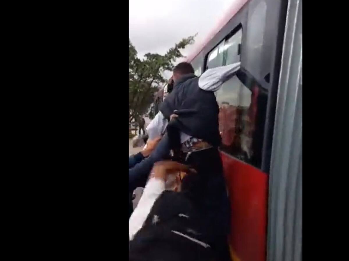 Video: Ladrón fue golpeado y robado, luego de quedar colgando de un Transmilenio
