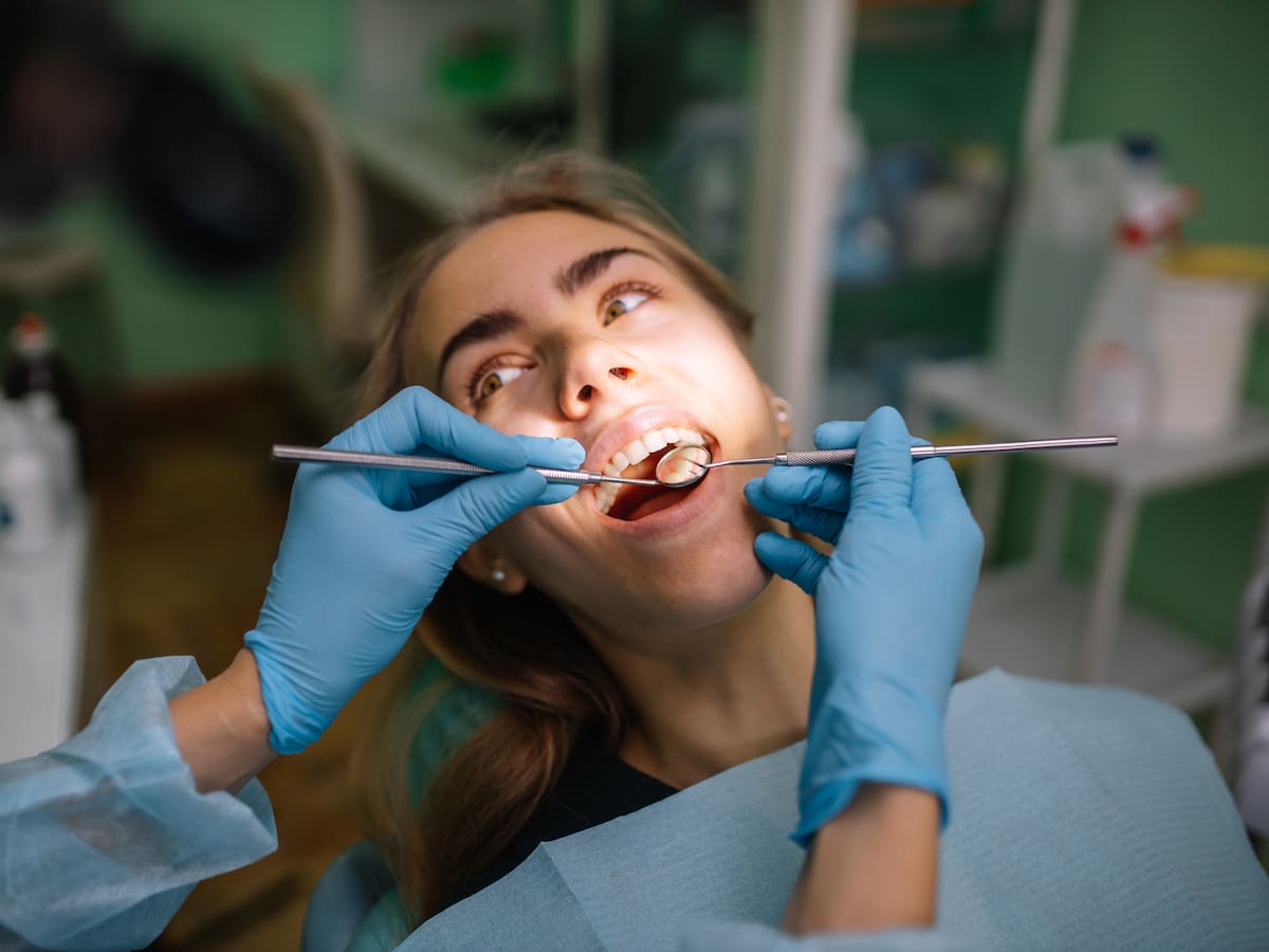 ¿Las EPS cubren extracción de cordales o implantes dentales? Explicación de cada caso
