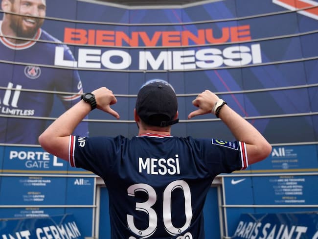 Aficionado del París Saint-Germaín con la camiseta de Lionel Messi
