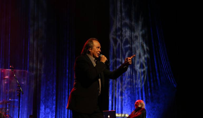 El Cantautor Español celebra 74 años de vida.