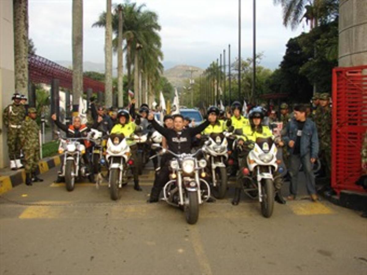 Motociclistas por la libertad viajan hacia la frontera con Ecuador