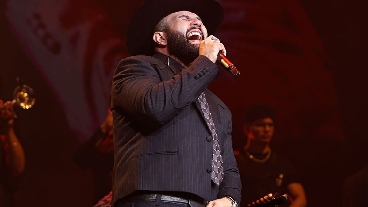 Carín León vuelve al Sphere tras cancelar un show y sorprende con Pepe Aguilar y Lupe Esparza