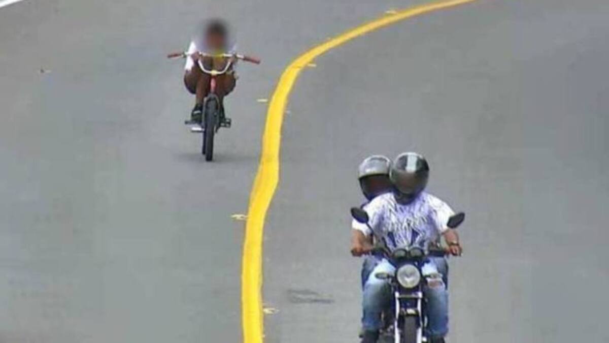 Jóvenes en bicicleta realizan una práctica peligrosa en carreteras de Santa Marta