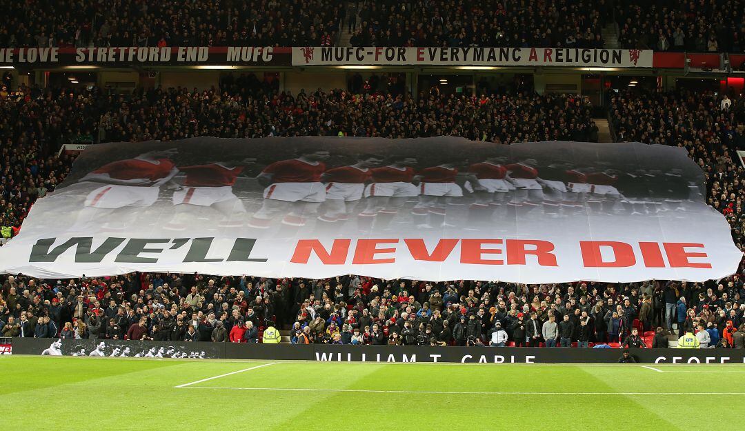 El homenaje de los hinchas del United en el último partido con la pancarta: 'Nosotros nunca moriremos'.
