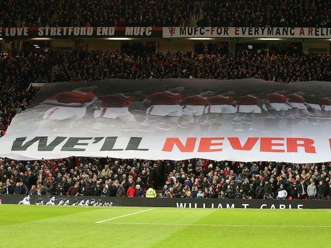 El homenaje de los hinchas del United en el último partido con la pancarta: &#039;Nosotros nunca moriremos&#039;.