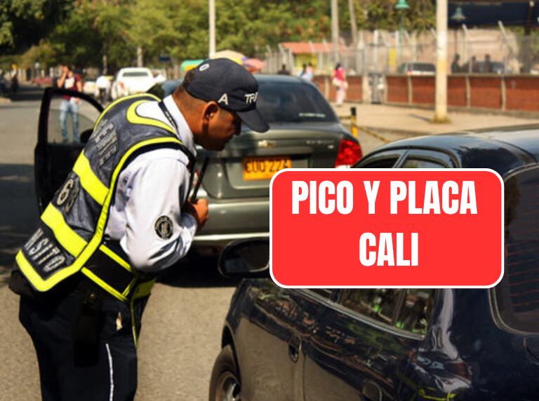 Agente de movilidad solicitando papeles a un carro en Cali (Alcaldía de Cali)