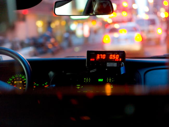 Recargo nocturno en taxis, dominicales y festivos ¿cuándo aplica y de cuánto es en 2024? Taxímetro, imagen de referencia. Foto: Getty Images.
