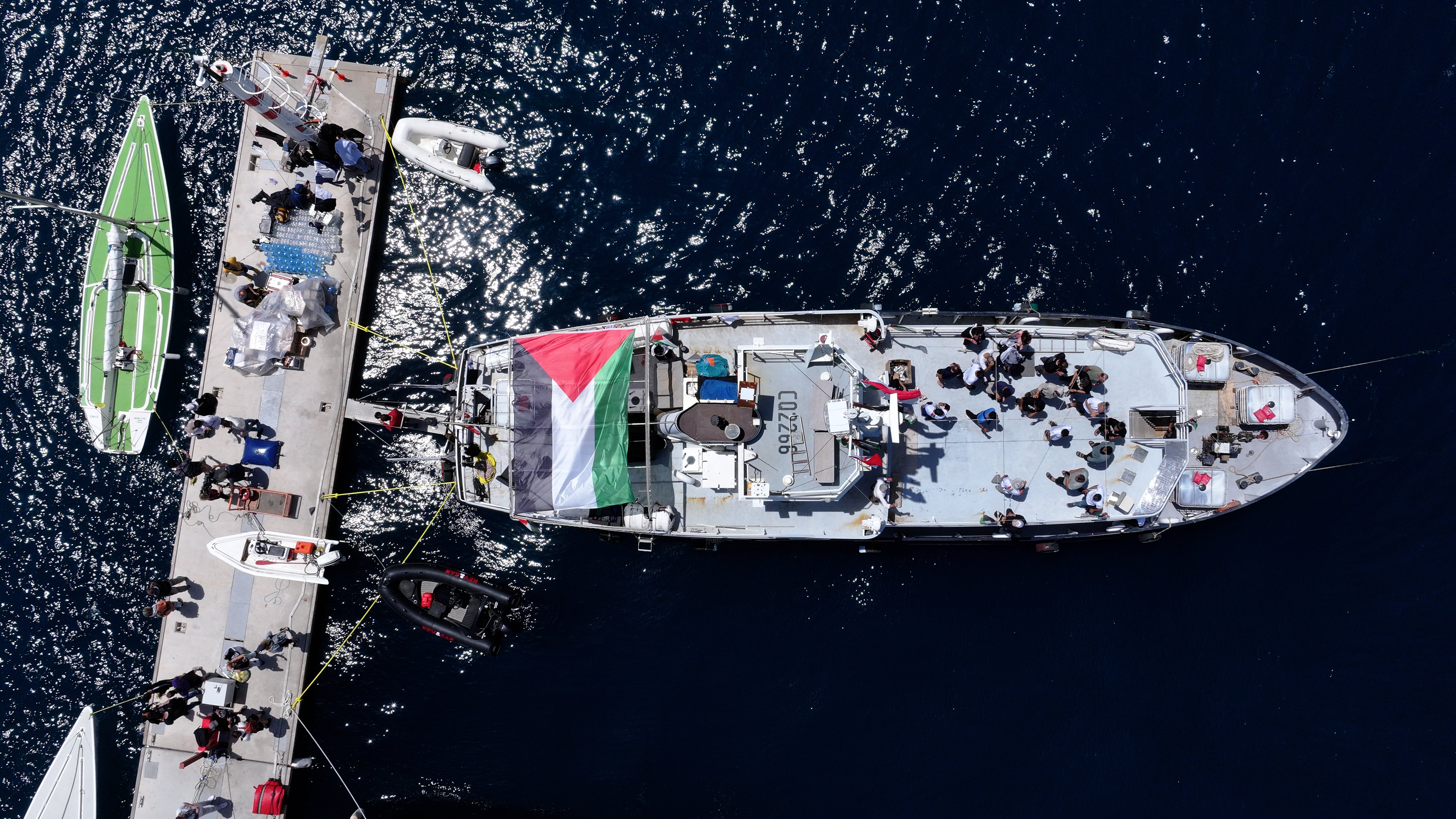 Israel lleva a puerto a cientos de activistas de la Flotilla Global Sumud interceptados en aguas internacionales (Photo by Orhan Cicek/Anadolu via Getty Images)