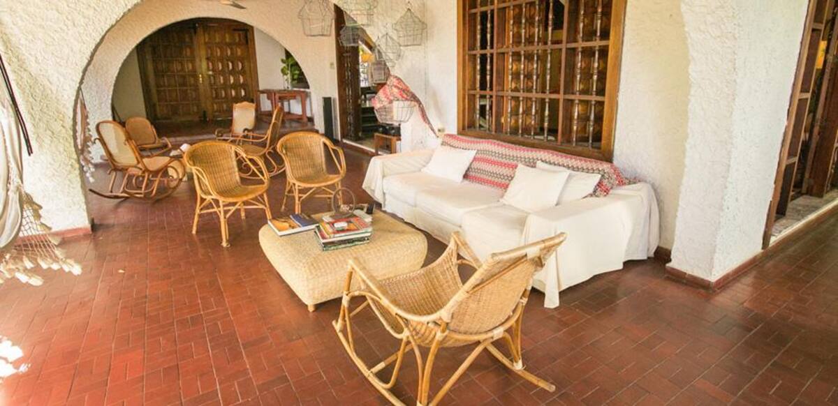 Levantarse en la mañana en un buen día soleado en el Hotel Boutique Casa Rosalía, en Valledupar, le levanta el ánimo al más triste, con esa luz brillante, viva, y ese desayuno con arepa típica vallenata preparada a la usanza de la dueña de la casa, horneadas sobre hojas del mango del patio, no deja espacio para las tristezas.