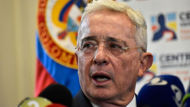 Elecciones presidenciales, falsos positivos y plebiscito: los temas de Álvaro Uribe en 6AM W