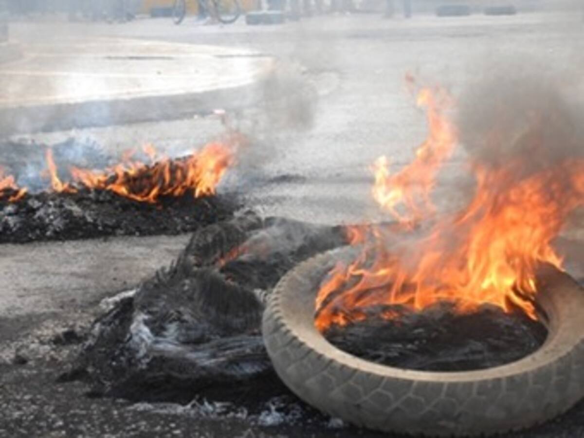 Vehículos quemados y muchos destrozos dejó protesta por la muerte de estudiante en La Plata, donde hay toque de queda