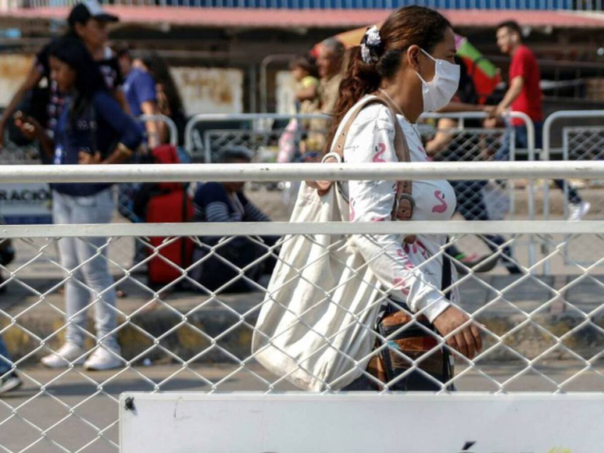 Caos en frontera por retorno de miles de venezolanos