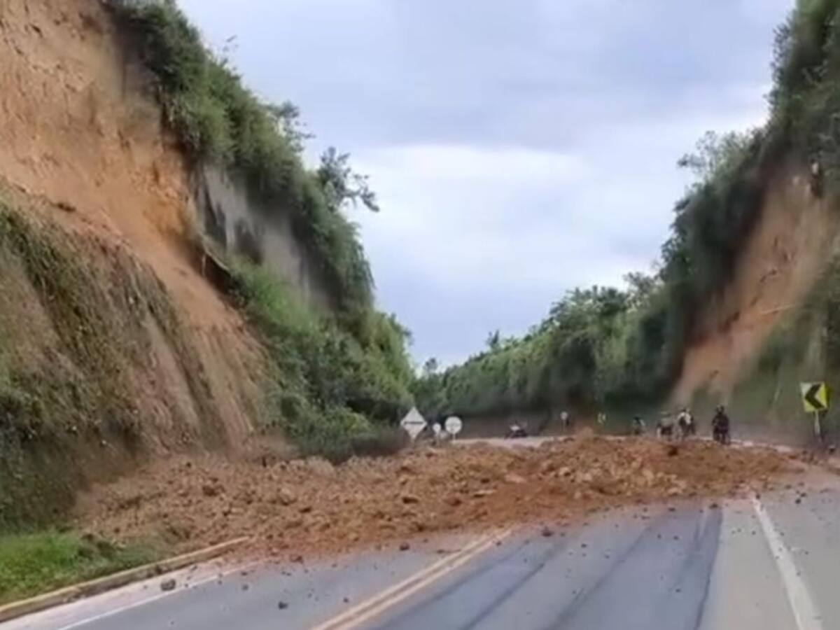 Deslizamiento de tierra bloquea una de las vías que comunica a Manizales con Chinchiná