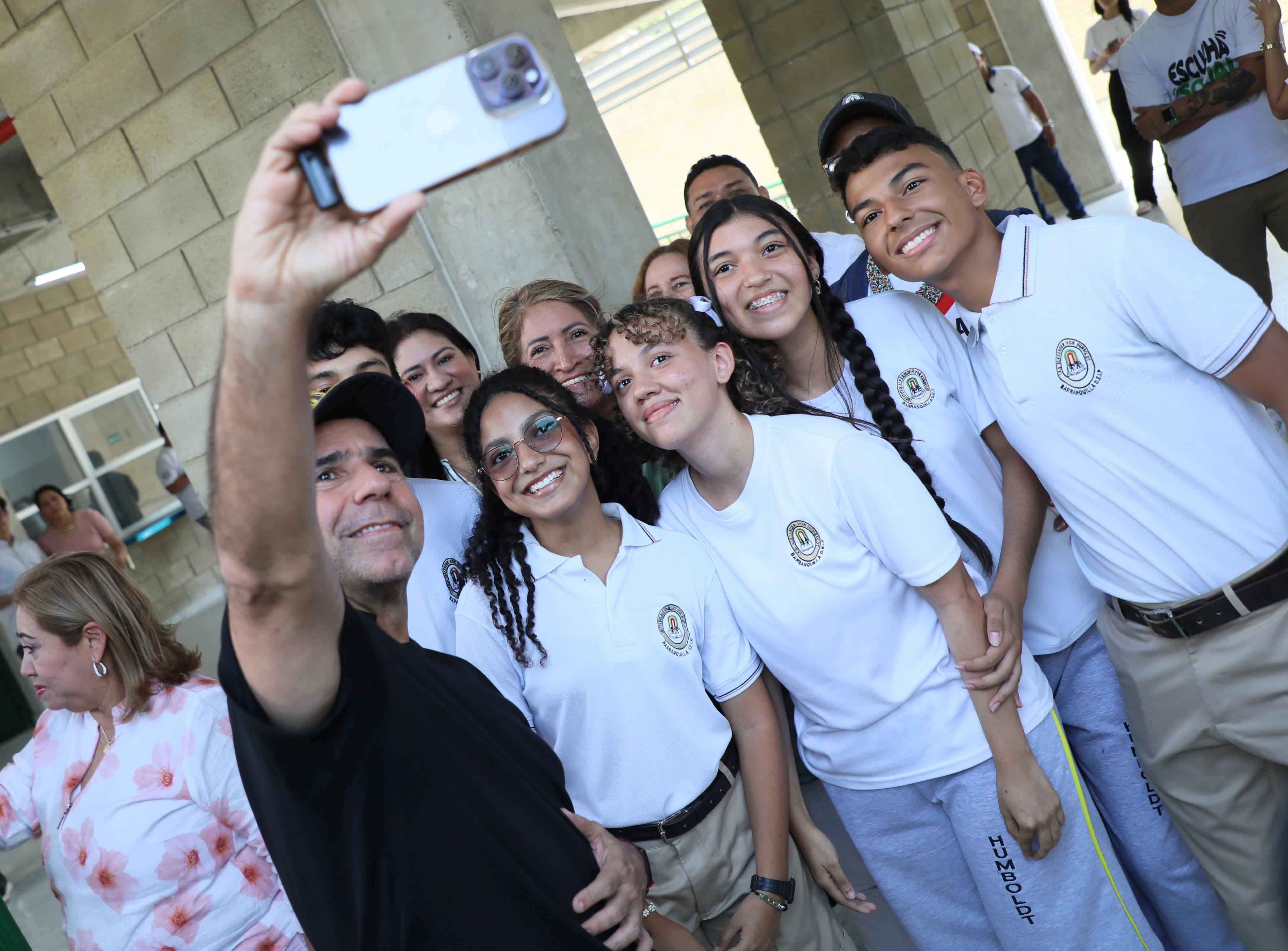 Alcalde Alejandro Char y estudiantes de ED Alexander Von Humboldt. Cortesía prensa Alcaldía de Barranquilla