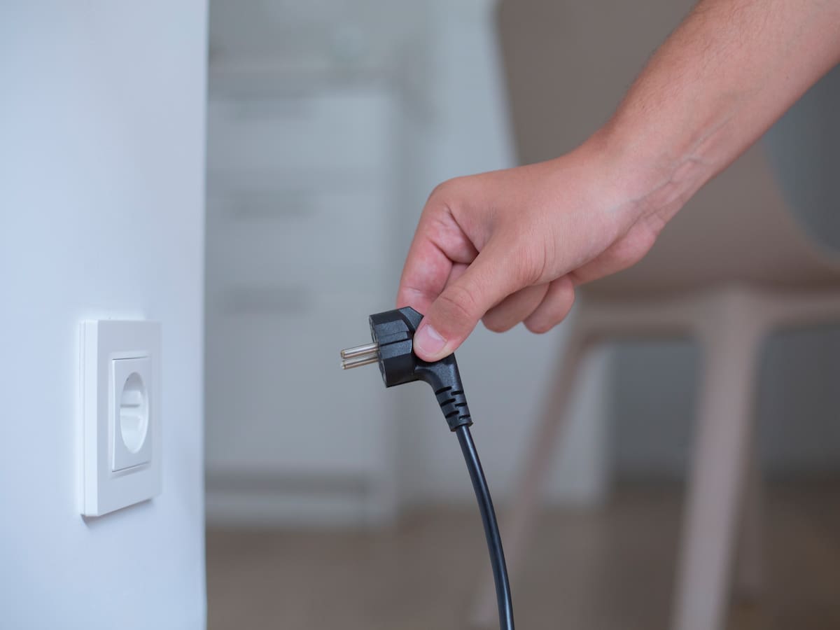 ¿Es malo desconectar un aparato si está prendido? Explicación según la ciencia