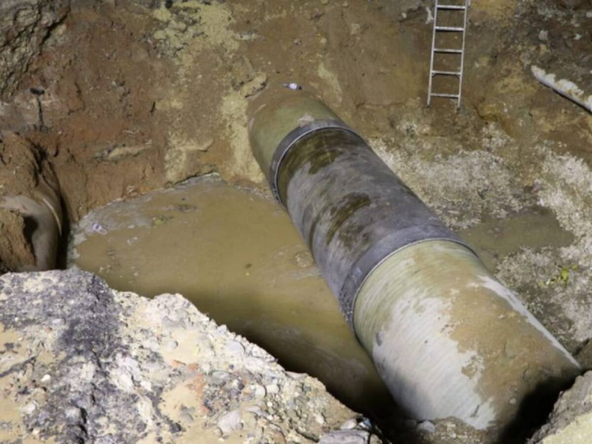 Reparan daño en tubería de agua cruda en Cartagena