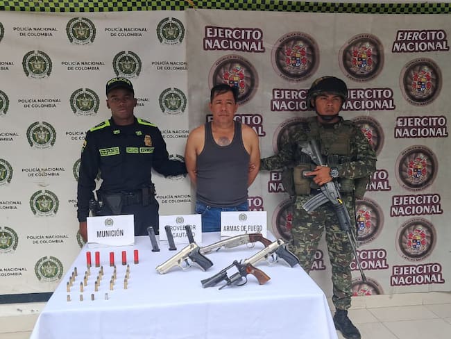 Armas incautadas en el operativo en Algeciras, entre ellas armas traumáticas modificadas para aumentar su letalidad.